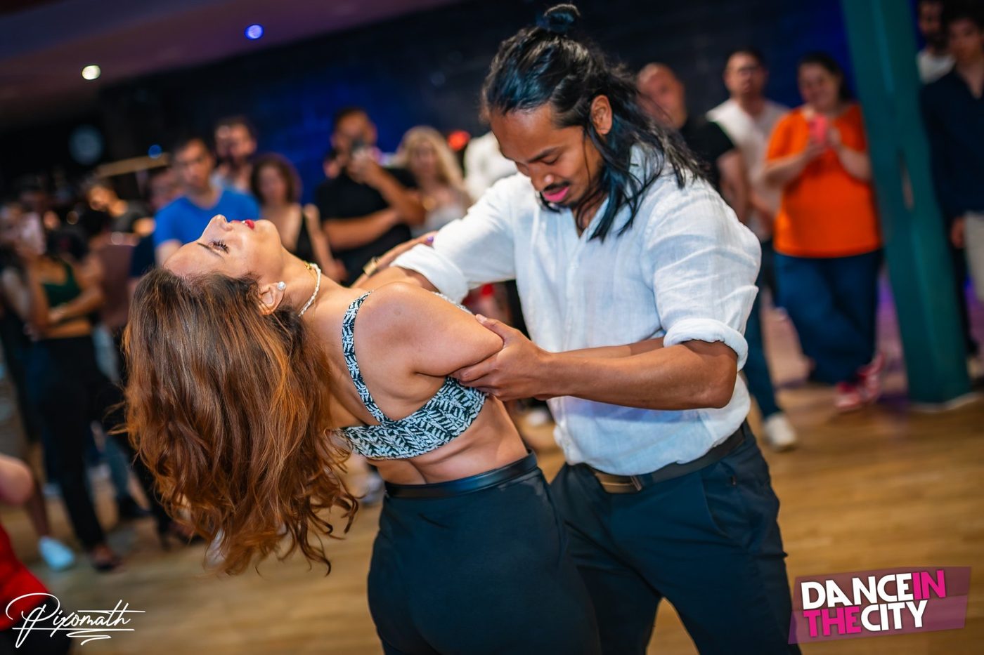 Bachata sensuelle vs bachata moderne — quelle différence et laquelle apprendre ?