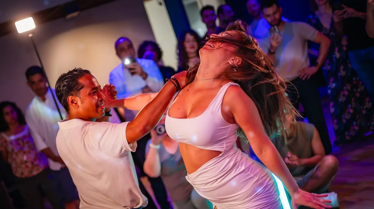Comment choisir son école de bachata à Paris