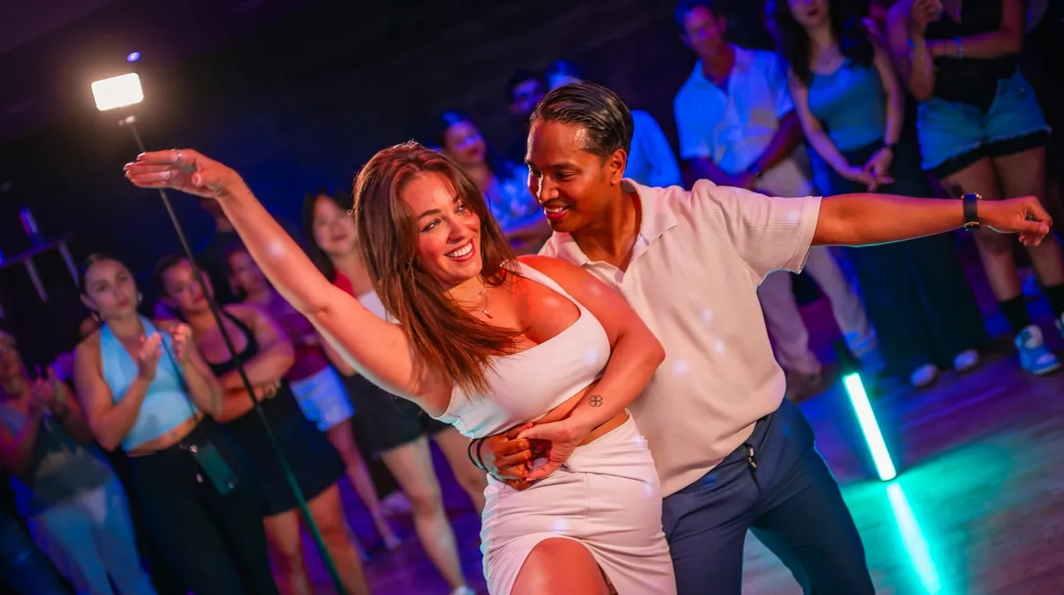 Role rotation : danser les deux rôles en bachata à Paris
