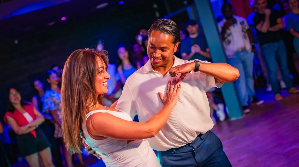 Plan de training bachata débutant : programme 8 semaines