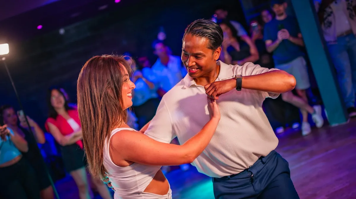 Su Thai en cours de bachata à Paris